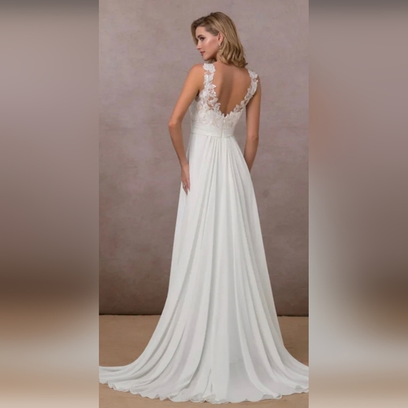 Wedding dress - Picture 2 of 10